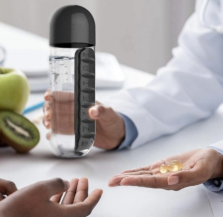 Vannbeholder med pille/vitamin dispenser